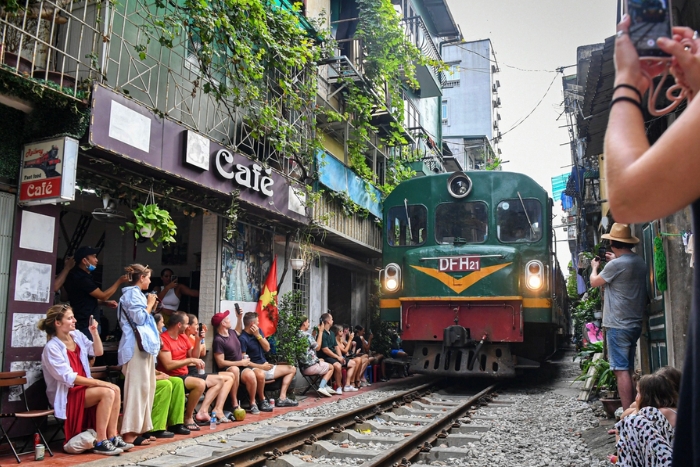 Regardez le train traverser la capitale tout en dégustant un café aux œufs